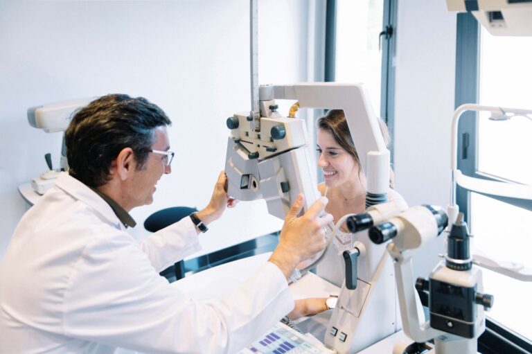 人工水晶體解析:人工水晶體壽命、費用、種類最完整說明 1 eye doctor examinating a young patient 2022 01 11 14 51 40 utc